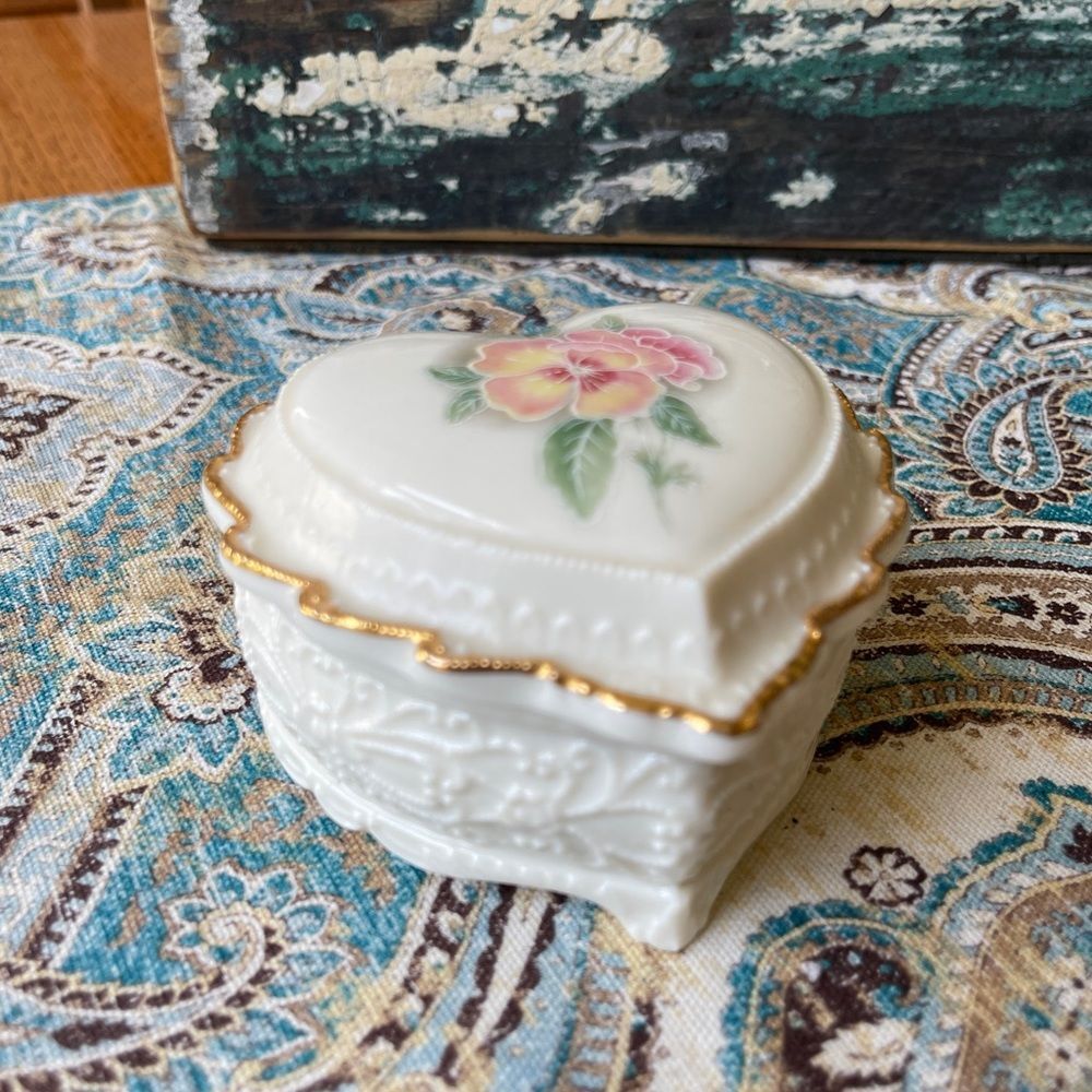 Heritage House Celebration Of Love Heart Music Box Porcelain Trinket Vintage